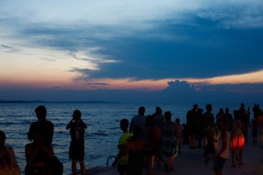 Turistler Zadar 'daki eski kentte gün batımını seyrediyorlar