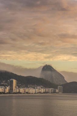 Güneşin doğuşuyla Copacabana 'dan Sugar Loaf Dağı' na güzel bir manzara, Rio de Janeiro, Brezilya