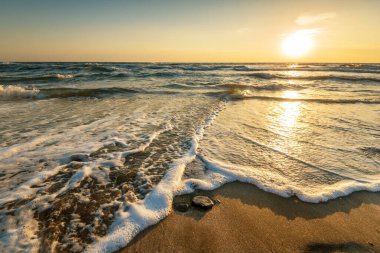 Denizin üzerinde güzel bir gün doğumu.