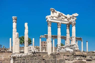 Türkiye 'deki antik bir Yunan kenti olan Pergamon' daki Dionysos Tapınağı kalıntıları