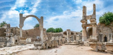 Türkiye 'nin Efes kentindeki Domitian Meydanı ve Domitian Tapınağı' nın kalıntıları güneşli bir yaz gününde