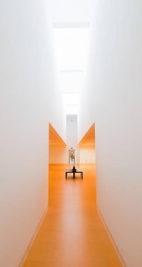 Malaga Üniversitesi 'nin minimalist beyaz ve turuncu mimarisi.
