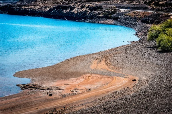 Lac Turquoise Plage Pierres Rougeâtres Sur Bord Une Route — Photo