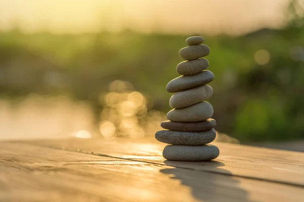 Zen Balancing Pebbles Lado Lago Nebuloso Verão — Fotografia de Stock