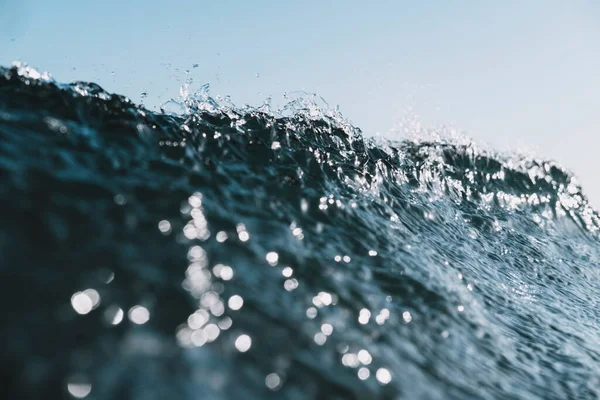 海上蓝色波浪的近处 — 图库照片