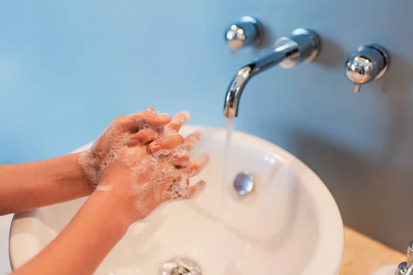 Pessoa Lavando Mãos Com Água Sabão Uma Pia Banheiro — Fotografia de Stock