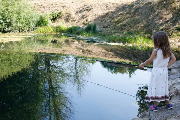 Una Giovane Ragazza Pesca Sola Sul Fiume Bogdanica Croazia — Foto Stock