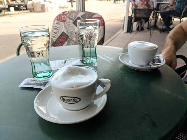 Пити Каву Межами Кафе Європі — стокове фото