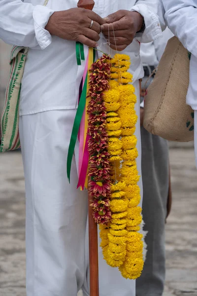 Homem Totonaca Segurar Algum Colar Feito Flores Cuetzalan Puebla México — Fotografia de Stock