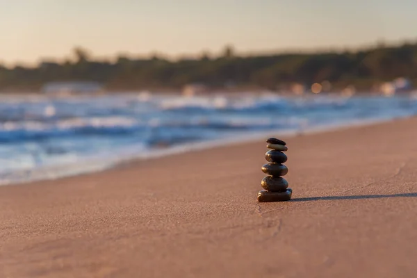 海滩上的小鹅卵石金字塔 — 图库照片