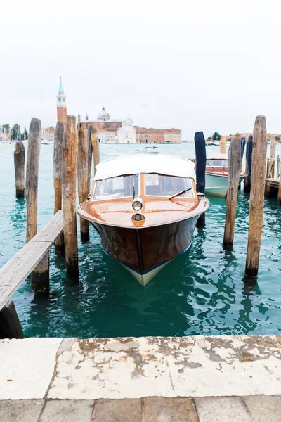 Bateau Est Amarré Dans Canal Venise — Photo