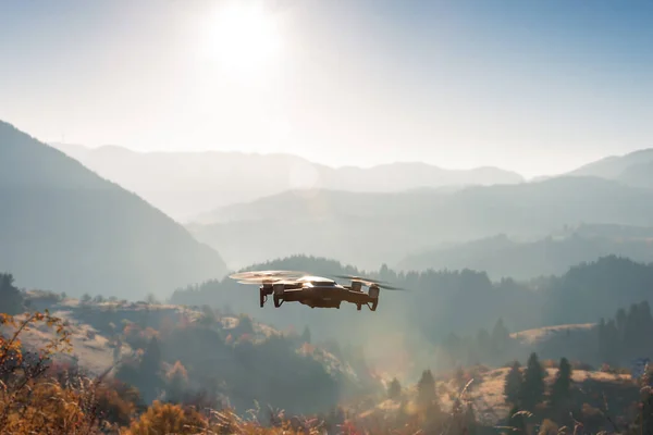 Malý Moderní Dron Vznášející Nad Pořízením Snímku Východu Slunce Horách — Stock fotografie