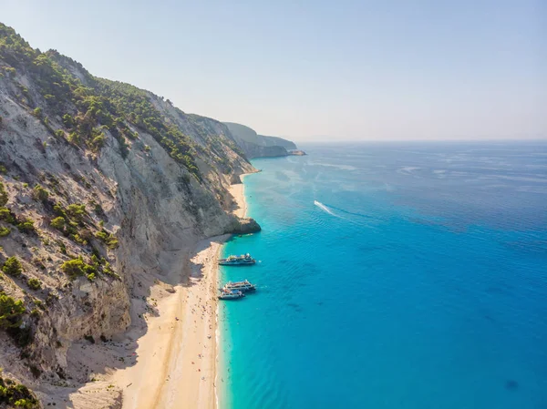 Idegenforgalmi Hajó Egremni Strandon Lefkada Görögország — Stock Fotó