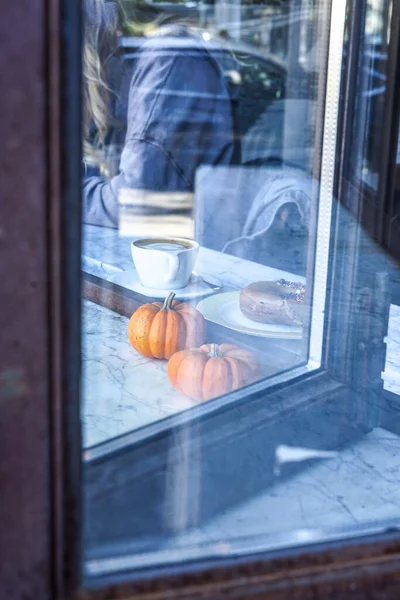 Riflesso Finestra Caffè Una Giovane Ragazza — Foto Stock