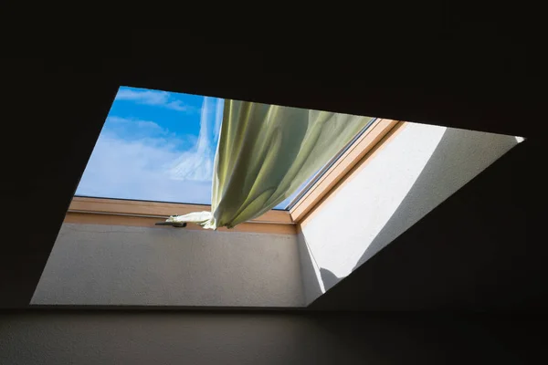 Fenster Letzten Stock Mit Blauem Himmel Dachfenster — Stockfoto