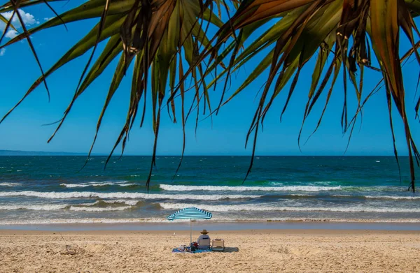 Mulher Sentada Sob Guarda Sol Praia Noosa Heads Austrália — Fotografia de Stock