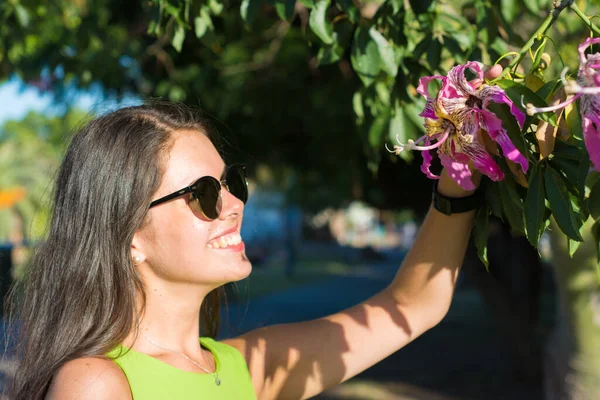 Yeşil Gömlekli Güzel Esmer Kadının Portresi Elinde Ağaç Çiçekleri Var — Stok fotoğraf