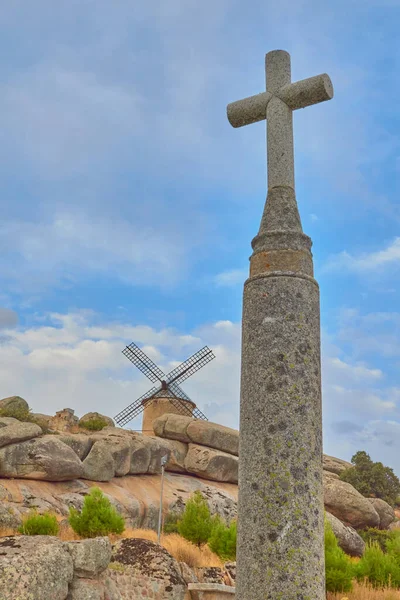 Ön planda bir haç ve arka planda bir değirmen görüntüsü Las Ventas con Pea Aguilera, Toledo, İspanya 