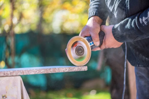 Grinder Werknemer Snijdt Stenen Blok Met Elektrische Handzaag — Stockfoto