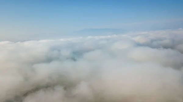 从飞机上俯瞰风景 看到天空和云彩美丽极了 — 图库照片