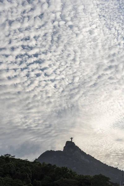Widok Chrystusa Odkupiciela Statua Szczycie Góry Corcovado Pięknymi Chmurami Rio — Zdjęcie stockowe