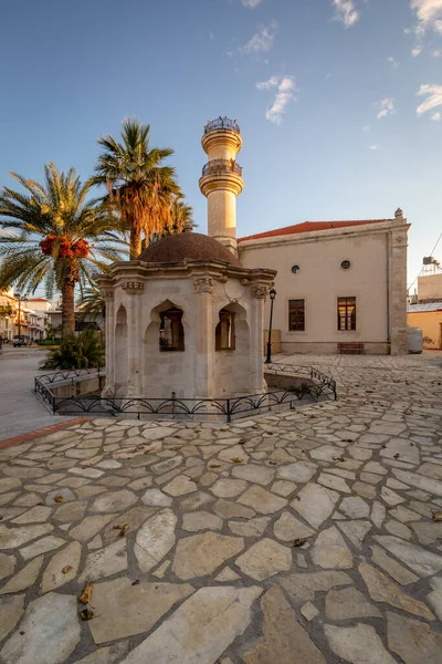 イエラペトラの町の広場にあるオスマン帝国のモスク — ストック写真