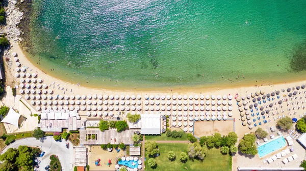 Αεροφωτογραφία Από Ιπτάμενο Drone People Crowd Relaxing Beach Στην Ελλάδα — Φωτογραφία Αρχείου
