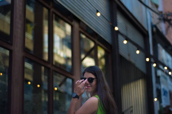 Retrato Jovem Bela Mulher Morena Camisa Verde Hora Verão — Fotografia de Stock