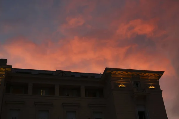 Κόκκινο Και Ροζ Ηλιοβασίλεμα Πάνω Από Ένα Μεγάλο Κτίριο Στην — Φωτογραφία Αρχείου