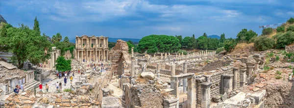 Efes, Türkiye 07.17.2019. Güneşli bir yaz gününde antik kentte bulunan Celsus Kütüphanesi.