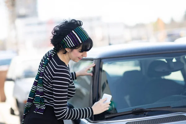 Jeune Femme Utilisant Une Voiture Covoiturage — Photo