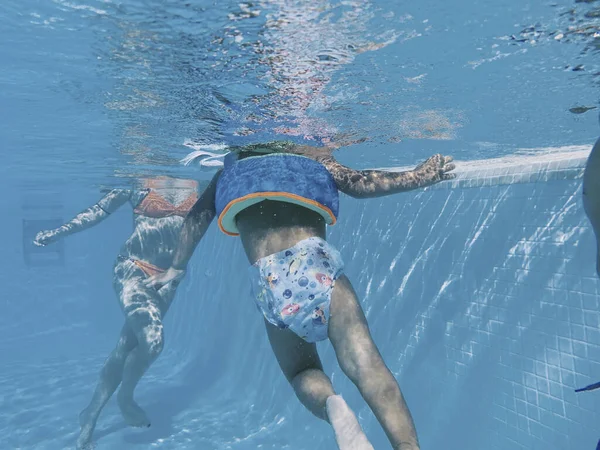 Підводний Вигляд Дітей Які Грають Басейні — стокове фото