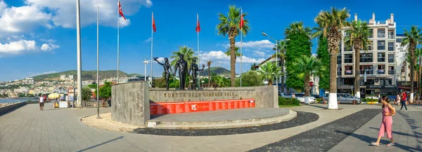 Kusadasi Turquia 2019 Mustafa Kemal Ataturk Monumento Embankment Cidade Resort — Fotografia de Stock