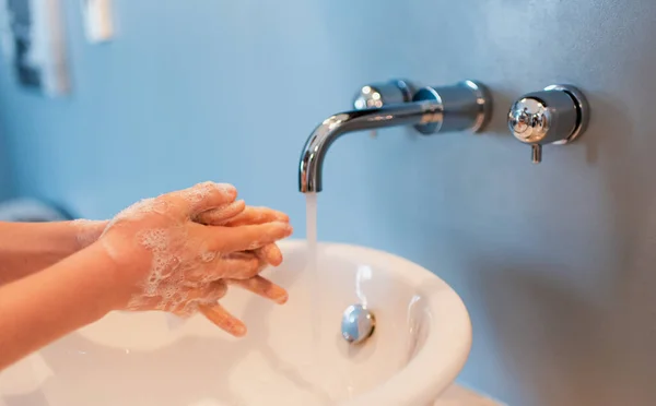 Pessoa Lavando Mãos Com Água Sabão Uma Pia Banheiro — Fotografia de Stock