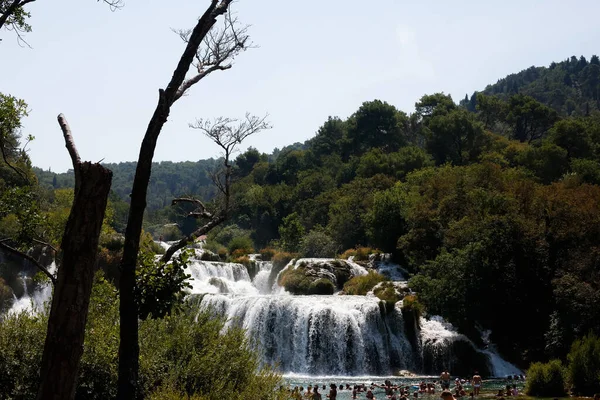 Hırvatistan Daki Krka Ulusal Parkı Nda Yüzücülerle Dolu Bir Şelale — Stok fotoğraf