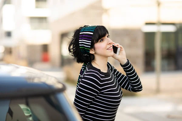 Jonge Vrouw Voor Een Auto Met Smartphone — Stockfoto
