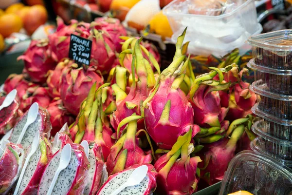 보케리아 시장에서 열리는 과일과 부레옥잠 — 스톡 사진