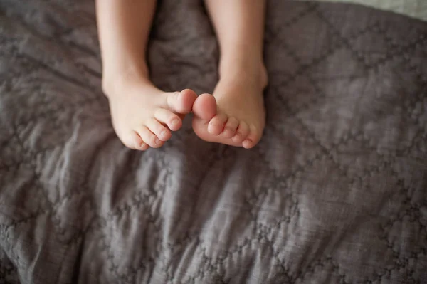 Småbarnsfötter Med Tårna Vidröra Sängen Hemma — Stockfoto