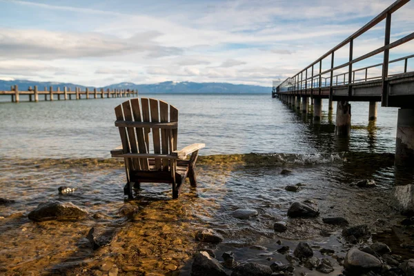 Sedia Sdraio Abbandonata Vicino Molo Del Lago Tahoe — Foto Stock