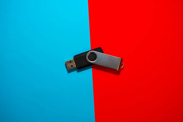 Pendent Sur Fond Bleu Rouge Concept Usb Pendrive — Photo