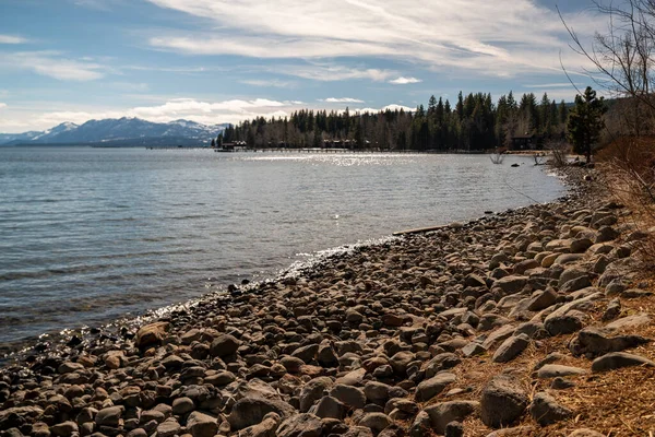 Brzeg Jeziora Tahoe Drzewami Górami Tle — Zdjęcie stockowe