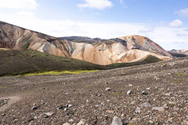 Ember Sétál Füves Domb Tetején Izland Felföldjein — Stock Fotó