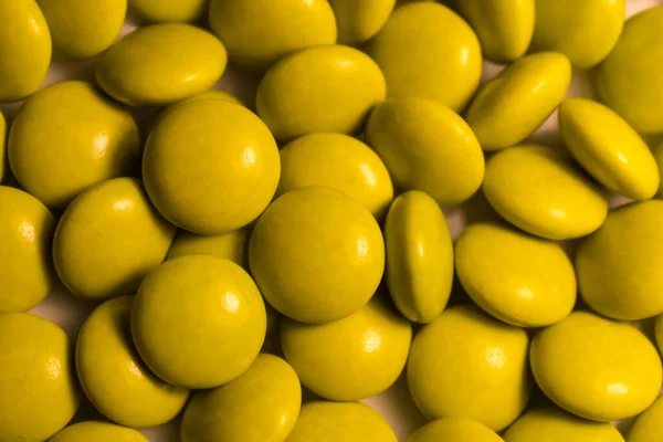 Nahaufnahme Eines Bunten Bonbons Von Pralinen Mit Gelben Farben — Stockfoto