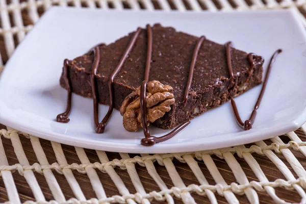 Una Fetta Torta Cioccolato Sul Tavolo — Foto Stock