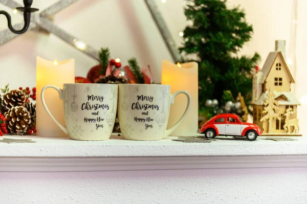 Composición Navideña Con Caja Actual Árbol Navidad Sobre Fondo Neutro — Foto de Stock