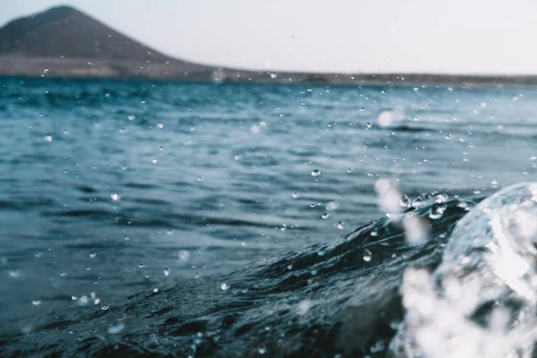 Gotas Agua Mar Sobre Una Pequeña Ola Oceánica —  Fotos de Stock
