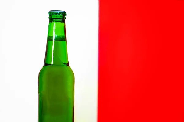 Grön Flaska Vit Och Röd Bakgrund Ölkoncept — Stockfoto