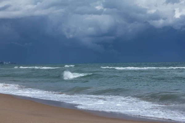 Пейзажні Блакитні Штормові Хмари Над Піщаним Пляжем Темно Синьою Водою — стокове фото