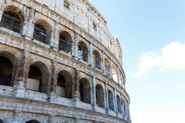 Colosseo Sulla Ricostruzione Illuminato Dal Sole Estivo — Foto Stock