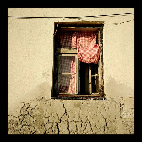 Adriyatik Kıyısında Kırmızı Perdeli Bir Pencere — Stok fotoğraf